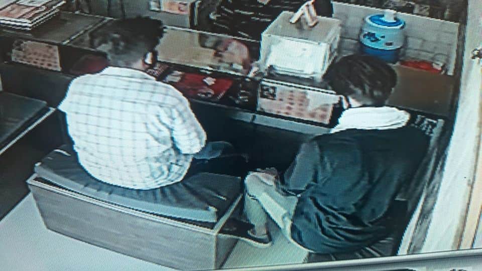 miscreants robbed the shopkeeper by threatening to kill him in Agra