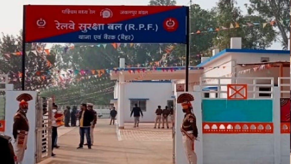 Madhya Pradesh: RPF inspector surrounded in Maihar, auto driver sprinkling petrol on himself, threatening to implicate himself in the case