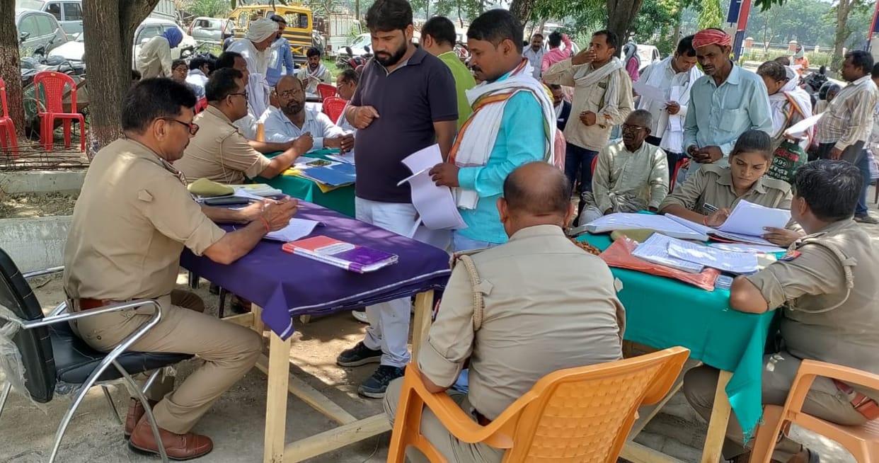 Despite the scorching heat, there was a crowd of complainants