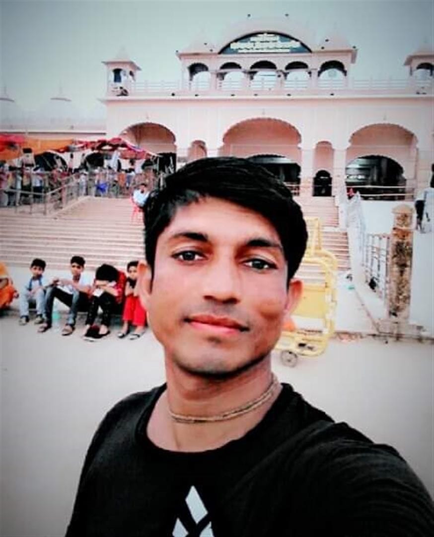 Hathras: Bike collided with mango tree, youth dies