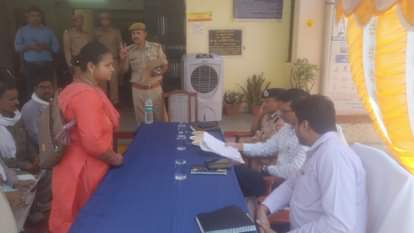 मड़िहान में सम्पूर्ण समाधान दिवस में फरियादियों की समस्या से रूबरू होते डीएम और एसपी।