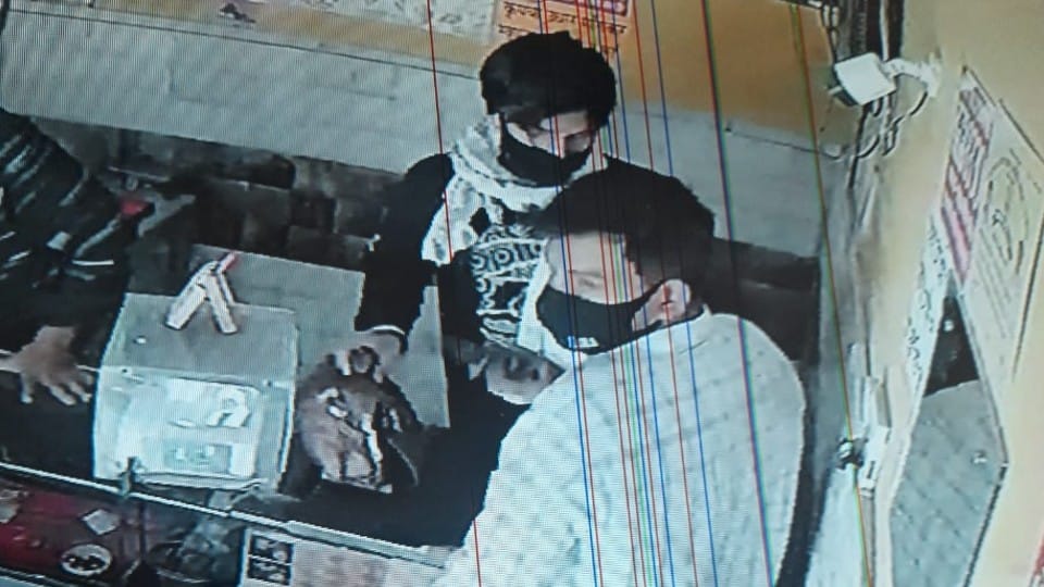 miscreants looted cash jewellry from the Saraf shop in Agra