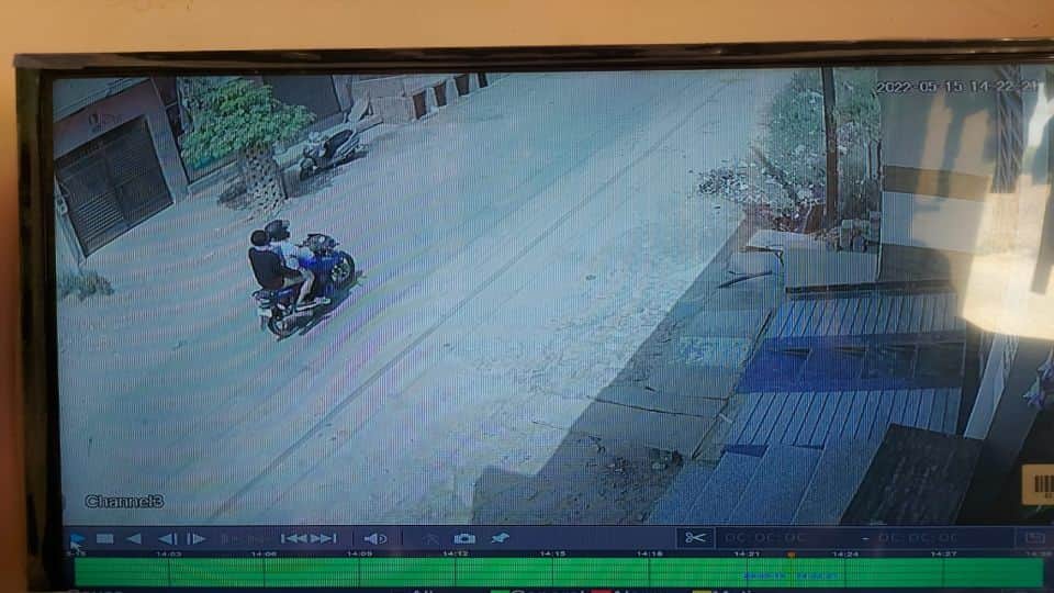 miscreants robbed the shopkeeper by threatening to kill him in Agra