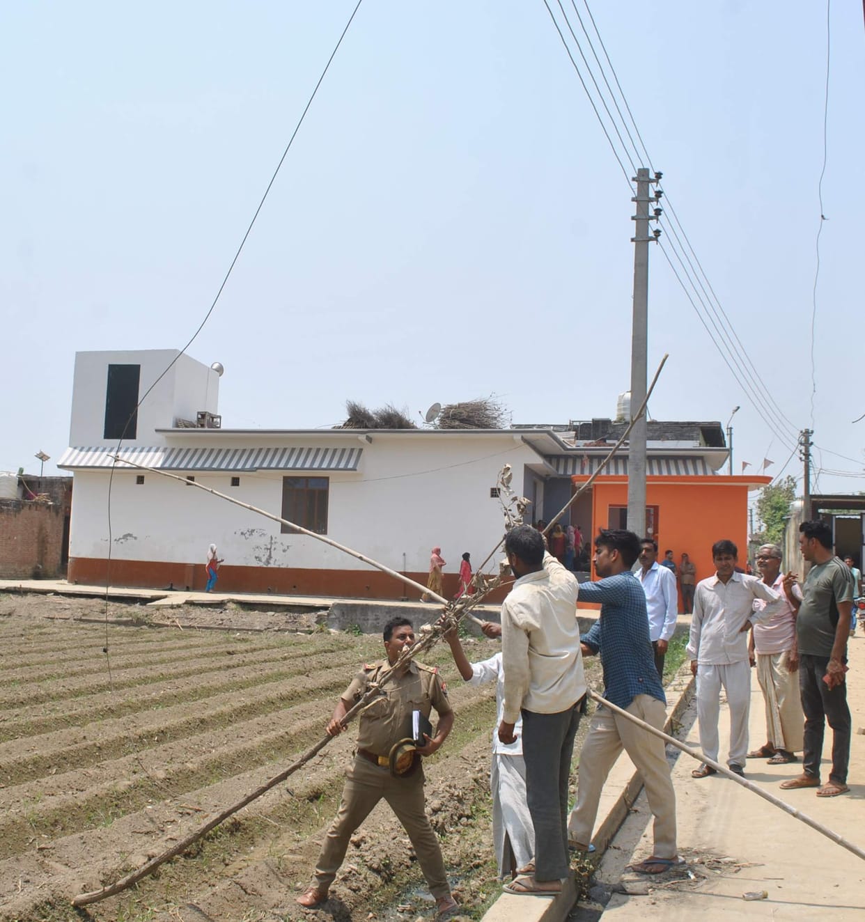 The wire of the high tension line broke and fell on the LT line, current ran in 50 houses, the death of a polytechnic student