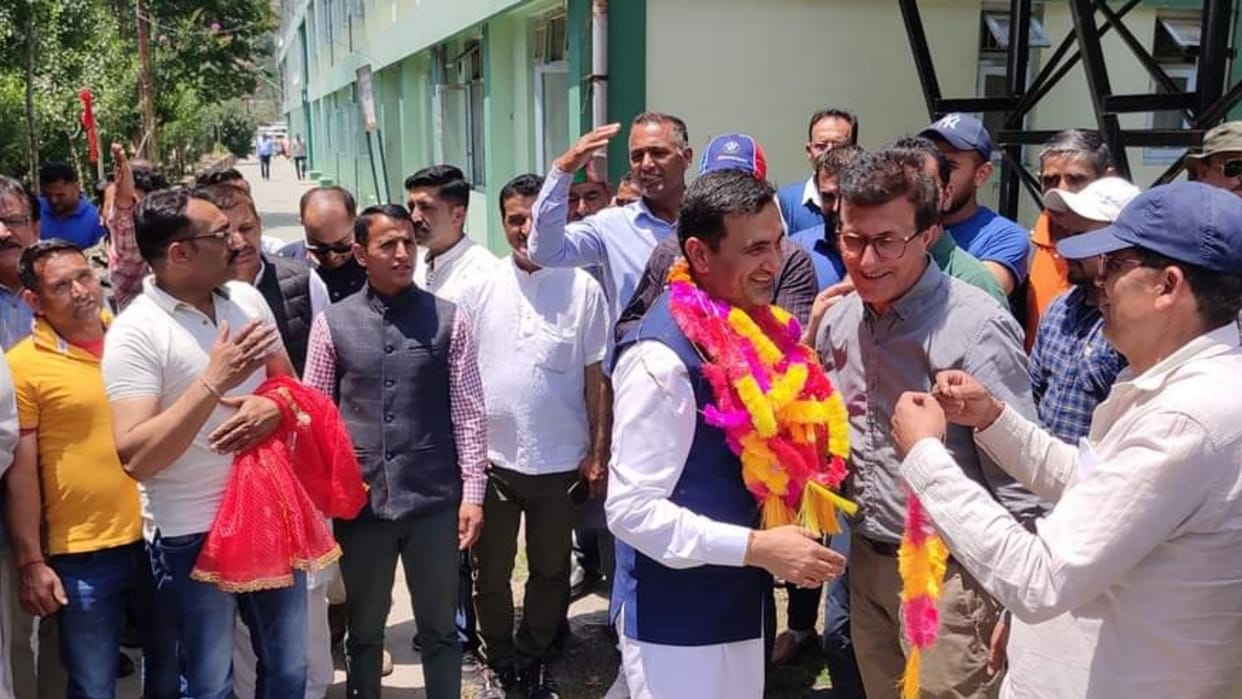 Himachal News: chetan bragta meeting with jubbal zone workers in Hatkoti