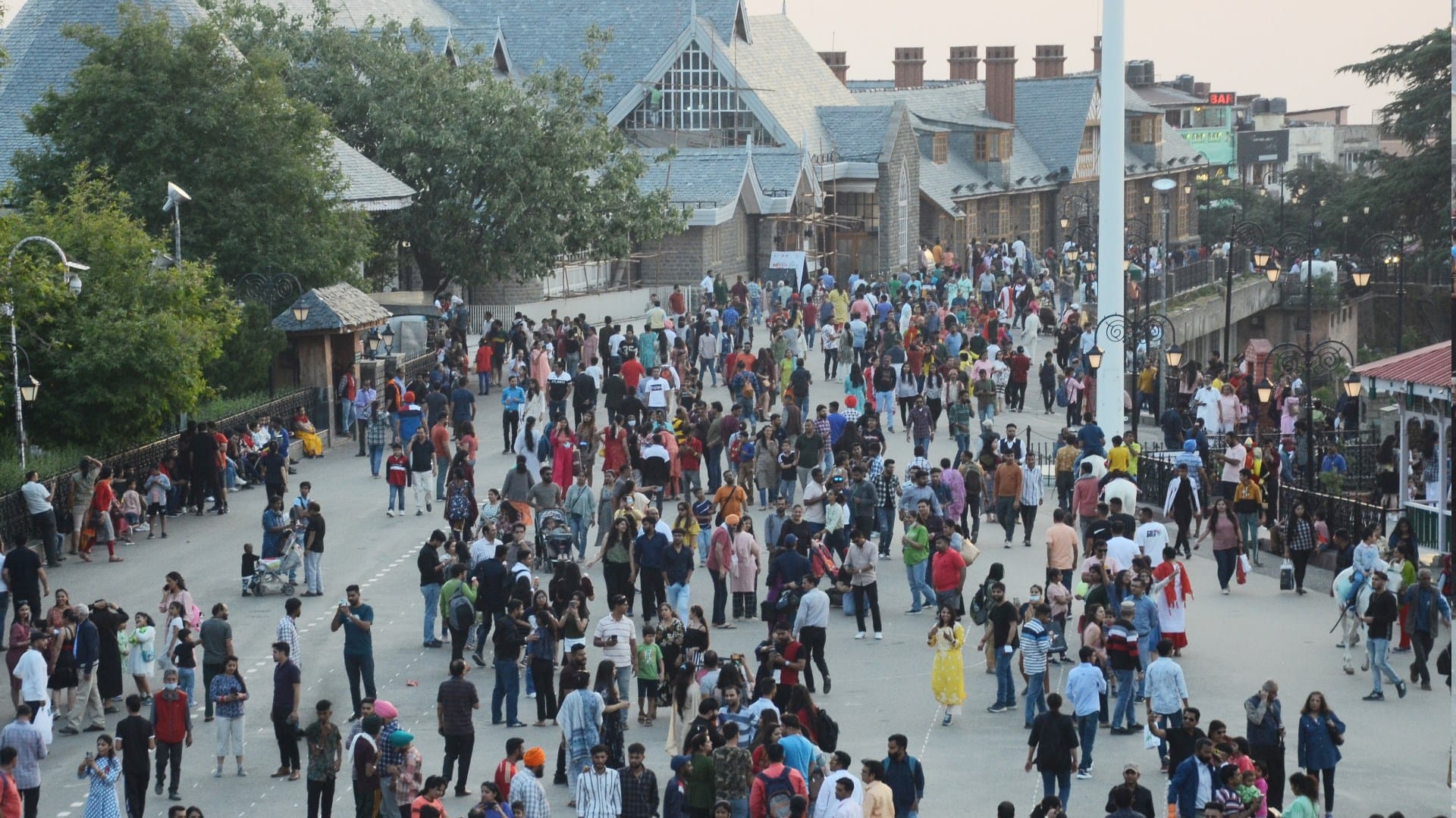 Tourist in Himachal: tourist crowd in shimla manali at long weekend