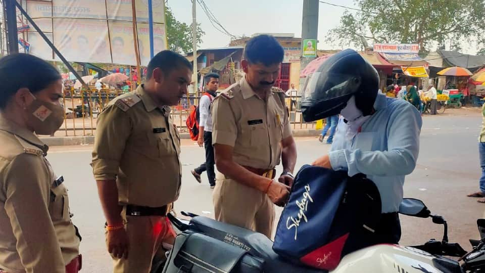 miscreants robbed the shopkeeper by threatening to kill him in Agra