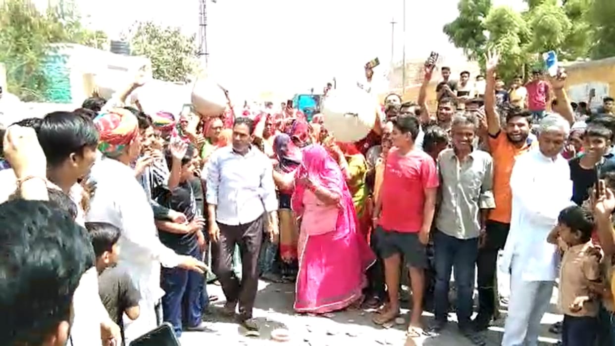 Women demonstrated in Jodhpur regarding water problem