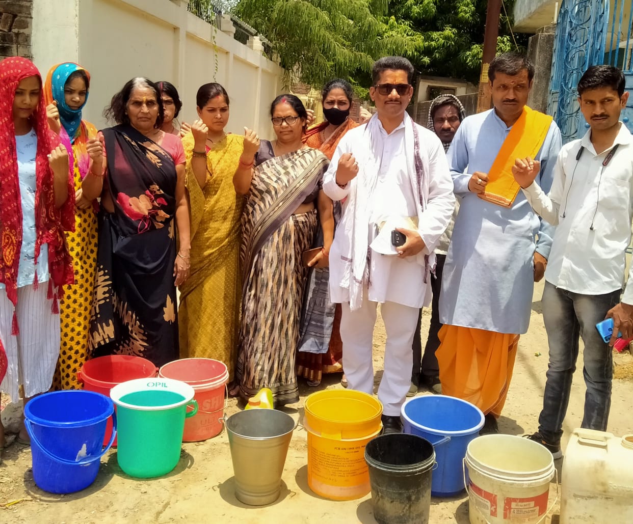 Demonstration by carrying a bucket-bucket for water