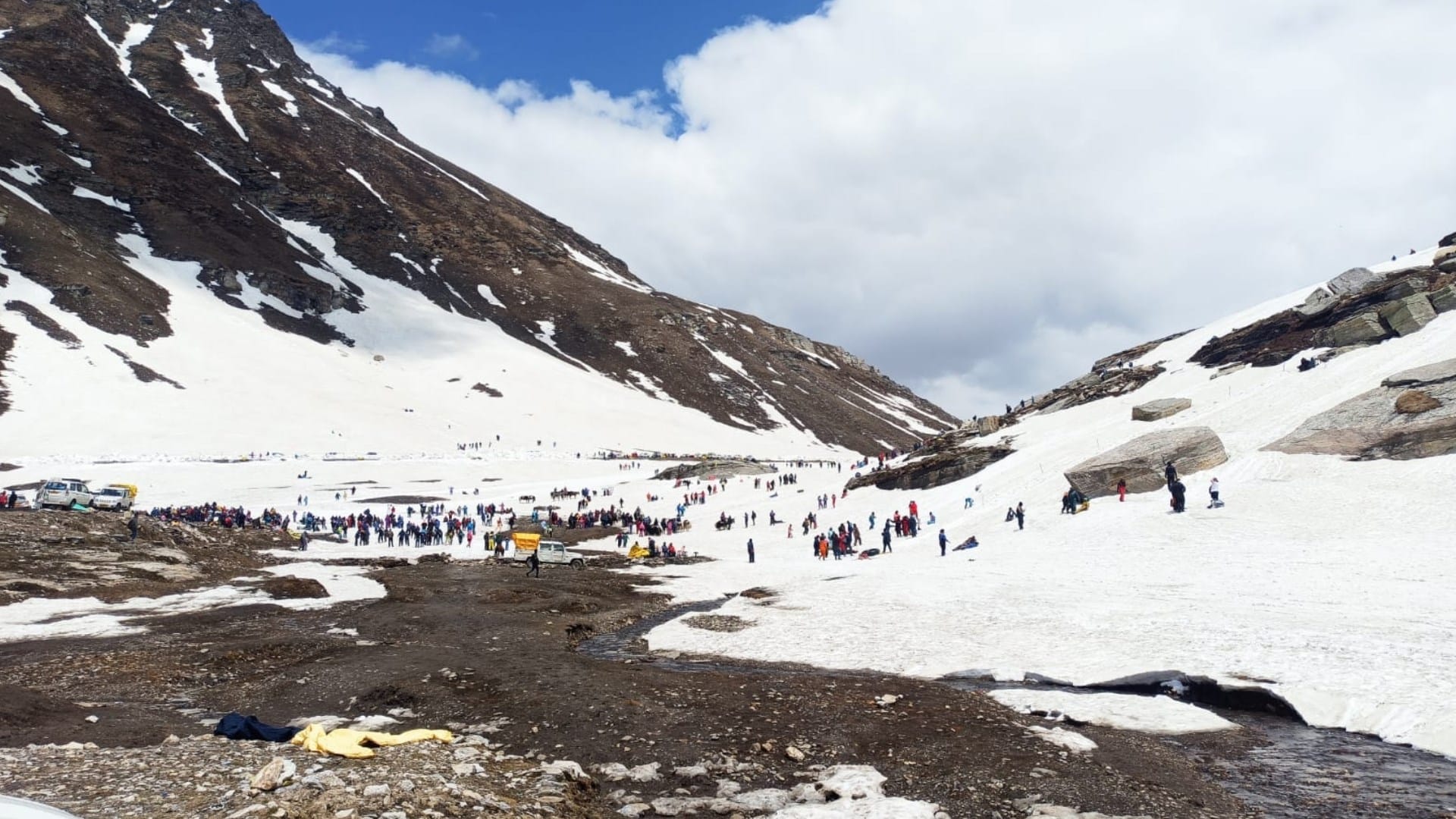 Tourist in Himachal: tourist crowd in shimla manali at long weekend