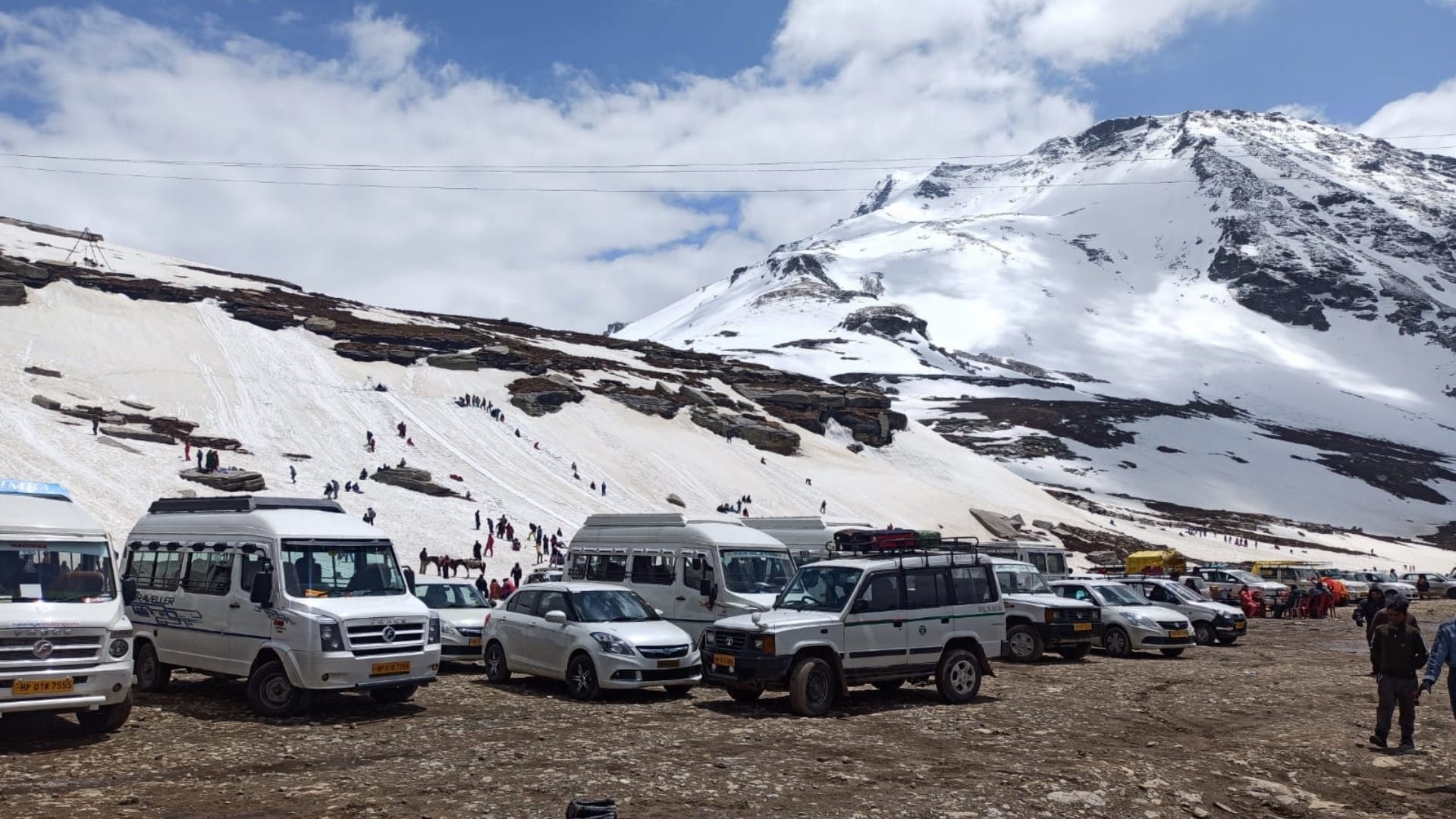 Tourist in Himachal: tourist crowd in shimla manali at long weekend