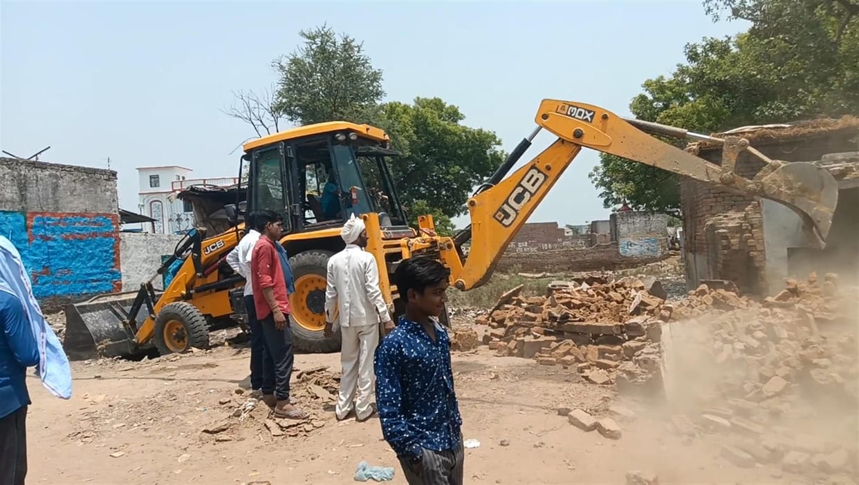 Hathras: Bulldozer removed illegal encroachment from Dharamshala road