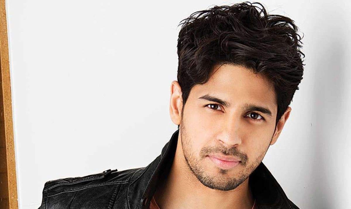 sidharth malhotra meets fans at india gate as he shooting film yodha in delhi watch video