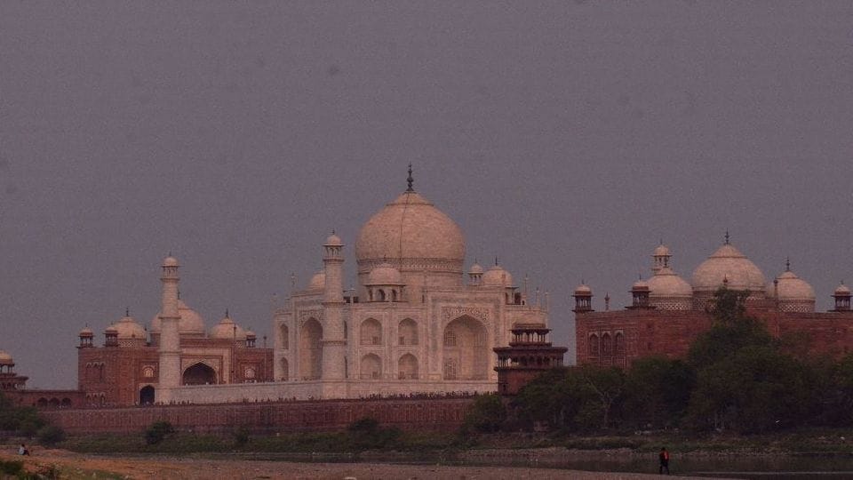 more than 41 thousand tourists visited the Taj Mahal on weekend