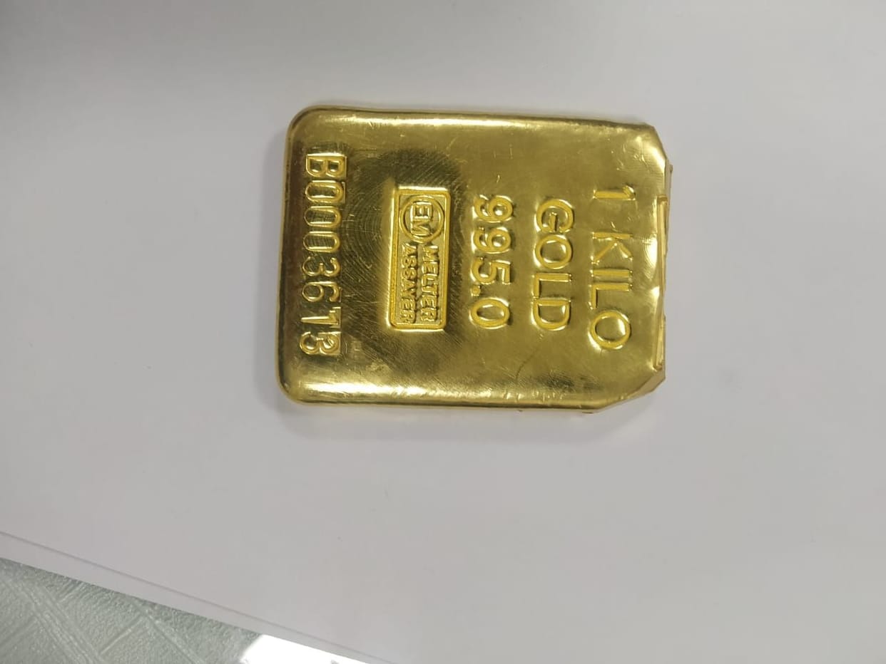 Passengers and staff of private company at airport caught in gold smuggling