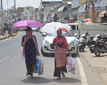 Throughout the day, the earth kept heating up like a pan, people were suffering due to the heat of the heat.