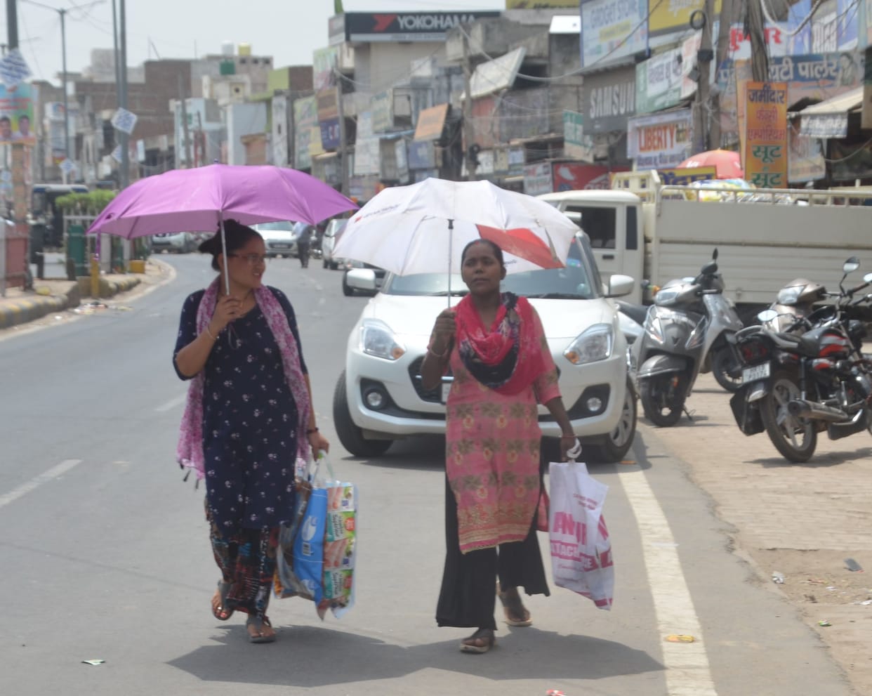 Throughout the day, the earth kept heating up like a pan, people were suffering due to the heat of the heat.