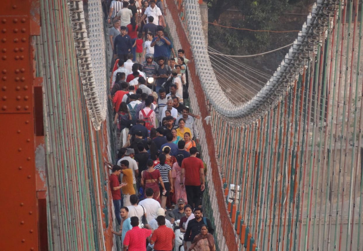 Movement stopped on Ram Jhula bridge cracks due to heavy rains Rishikesh Tourist place Uttarakhand news