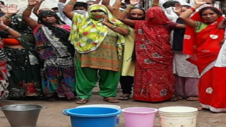 agra locals protest for water in dayalbagh in agra