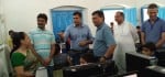म्प्यूटर लैब में छात्र-छात्रओं को से बात करते राजीव कुमार अग्रवाल।