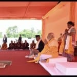 नेपाल में बौद्ध भिक्षुओं के बीच प्रधानमंत्री नरेंद्र मोदी और उनके समकक्ष शेर बहादुर देउबा।