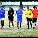 Prayagraj News : महिला फुटबॉल खिलाड़ी ग्राउंड पर अभ्यास करती हुईं।