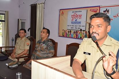 शाहजहांपुर के जीएफ  कॉलेज में पुलिस की पाठशाला में बोलते सीओ सिटी सरवणन टी। संवाद