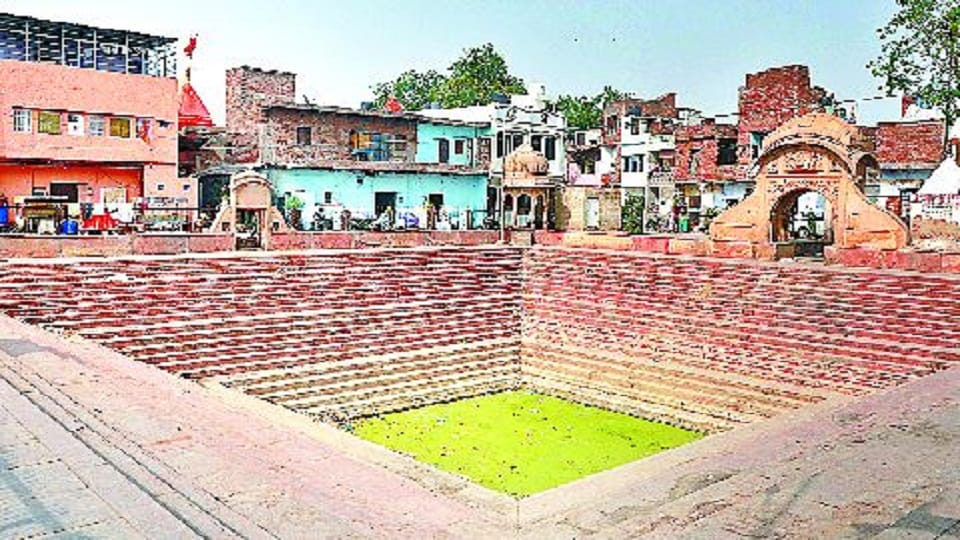 Amar ujala abhiyan Tal Mangaleshwar red stone paved choker pond Balka basti is a victim of rudeness