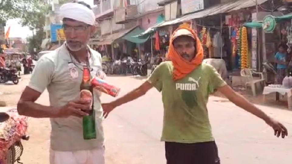 Attention Liquor Consumers: Liquor being sold for more than MRP, protested by hanging empty bottles around the neck