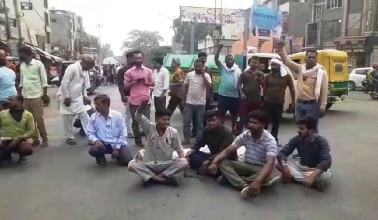 The relatives demonstrated by placing the dead body in the market