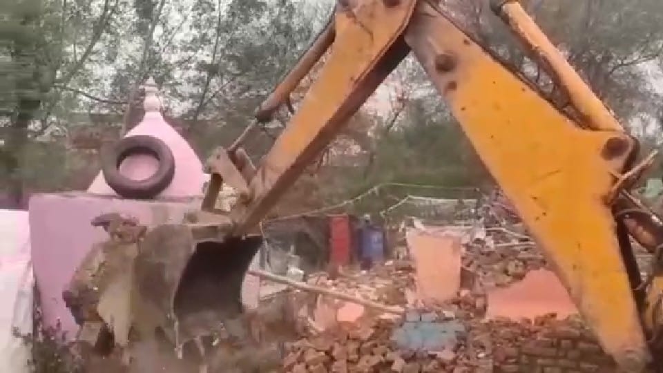 Satna News: constructions were made by encroaching near of the pond, the team arrived with JCB early in the morning