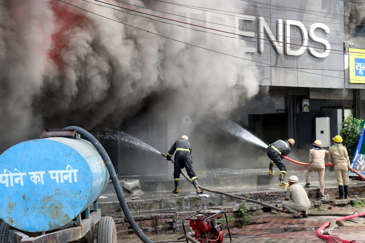 Showroom workers struggled, smoke broke their courage