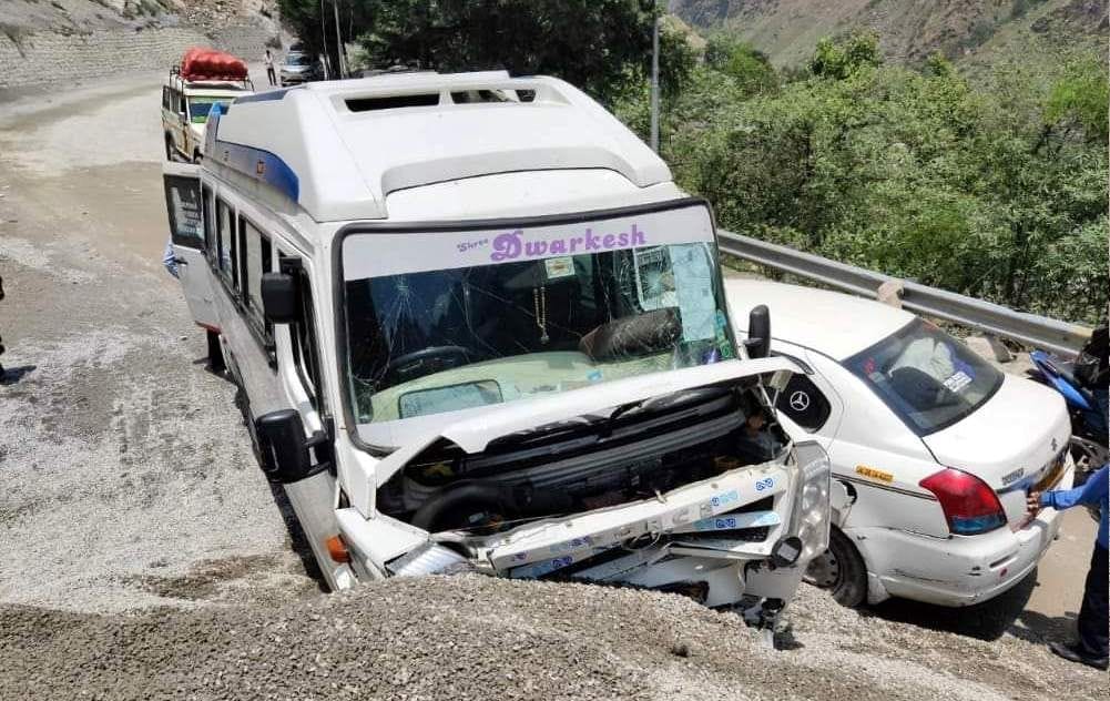 Passengers vehicle collided with concrete pile, seven injured