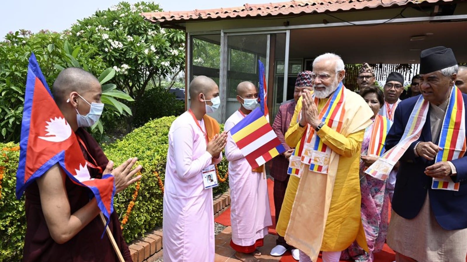 बौद्ध भिक्षुओं से मुलाकात करते प्रधानमंत्री नरेंद्र मोदी।
