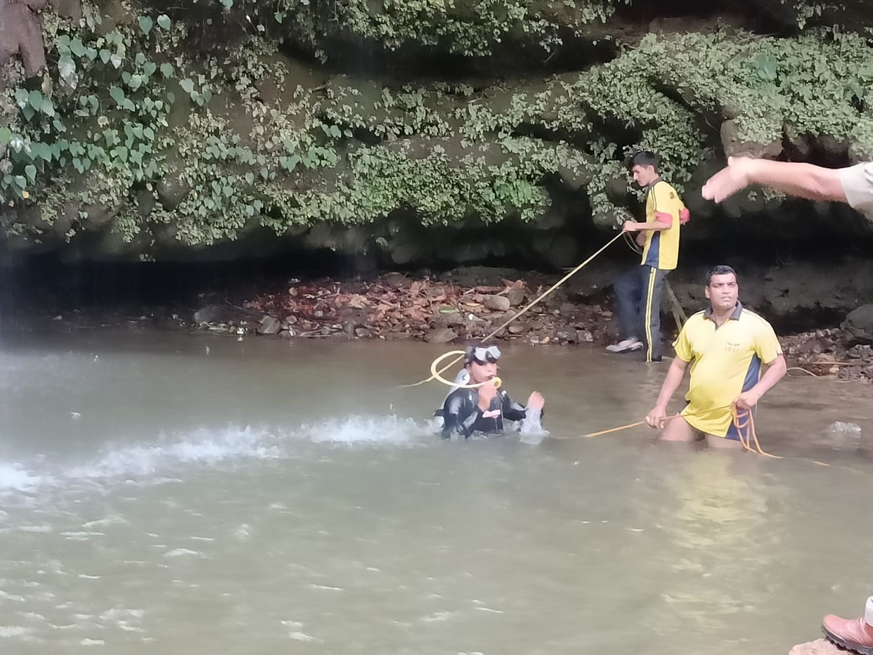 Two students drowned in Corbett fall, one dead, one missing