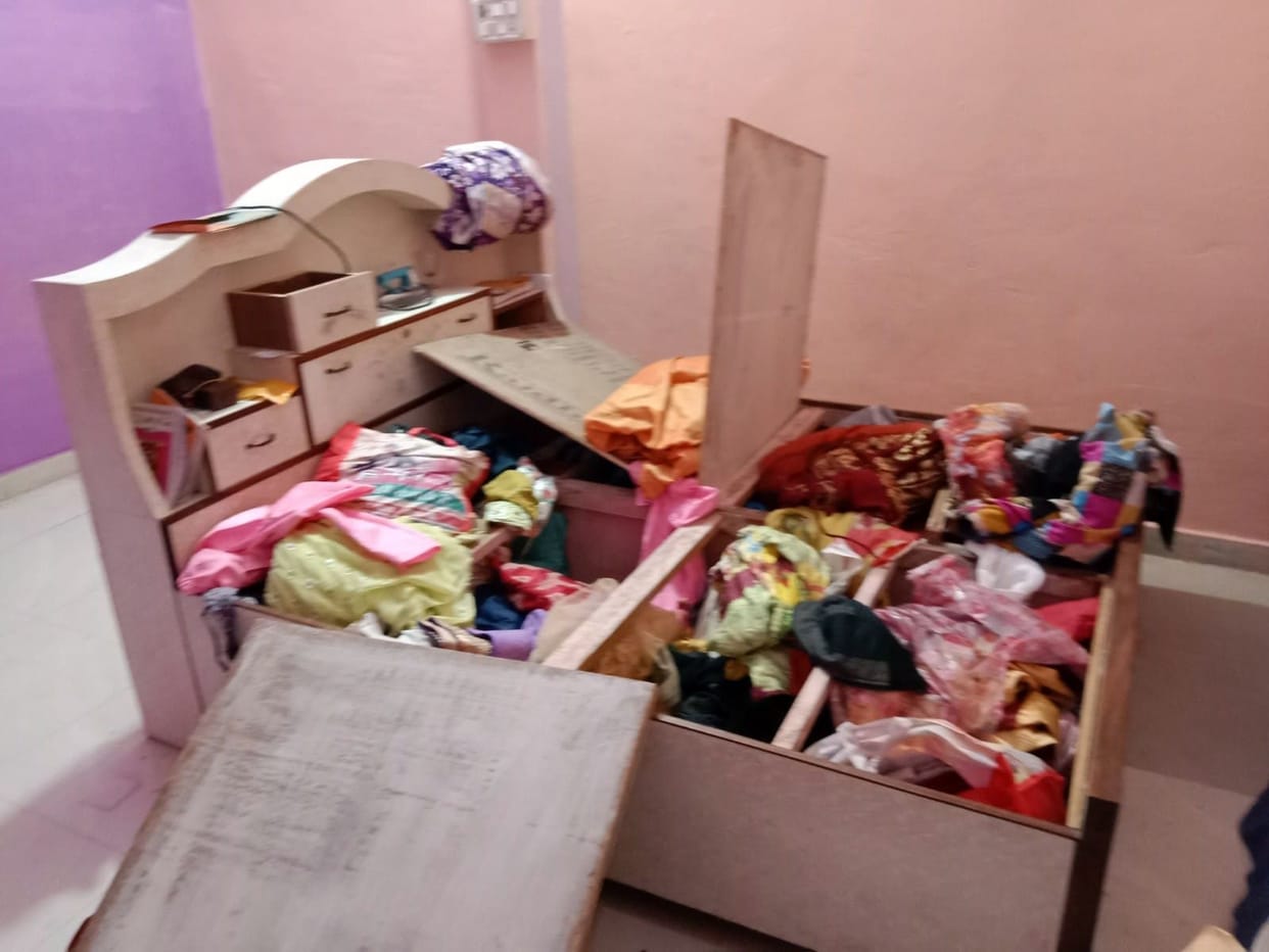 Jewelery-cash theft worth eight lakhs at the house of a bullion trader