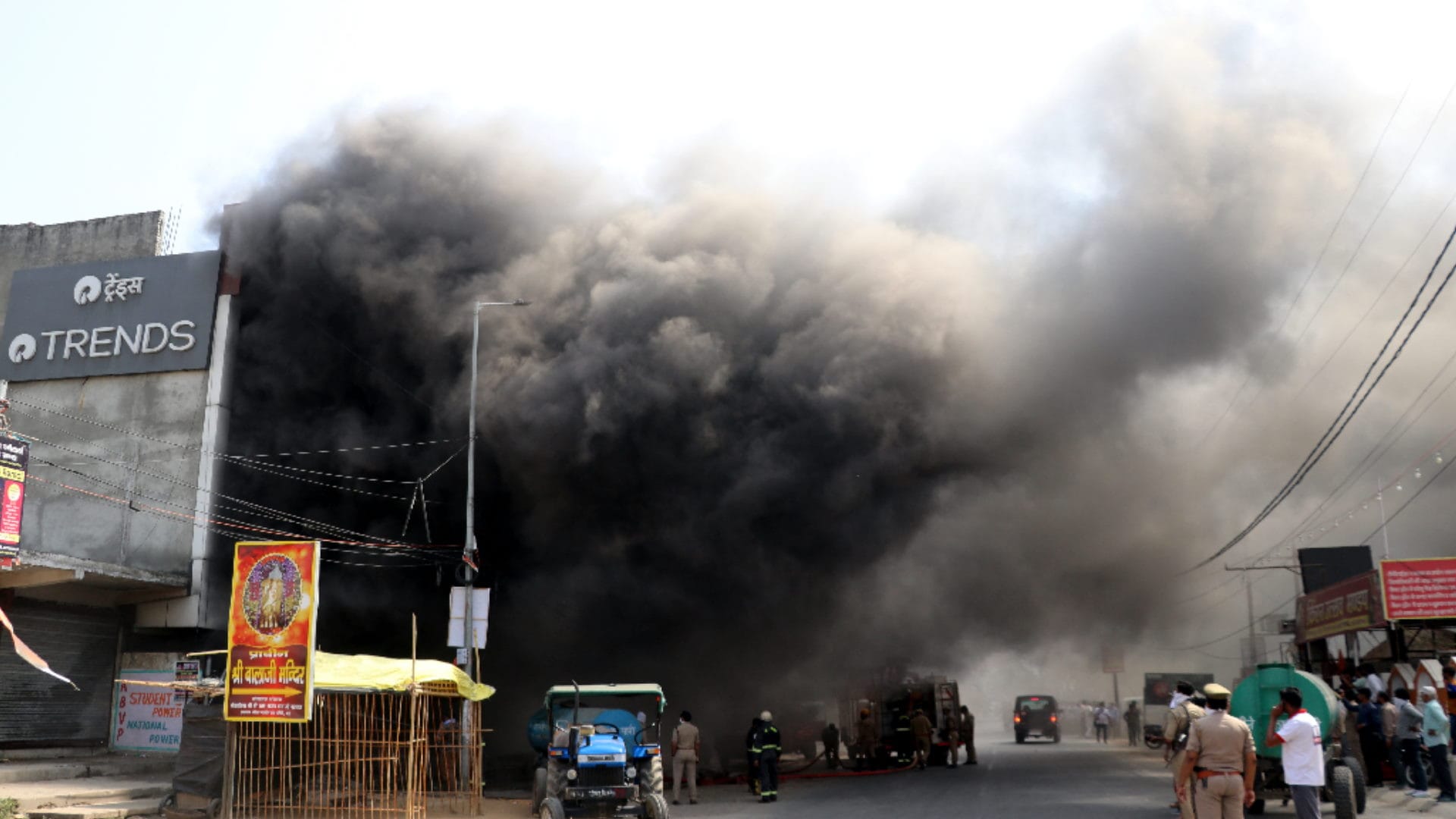 Fierce fire in trends showroom in Bijnor,  staff and customers nerrow ascaped