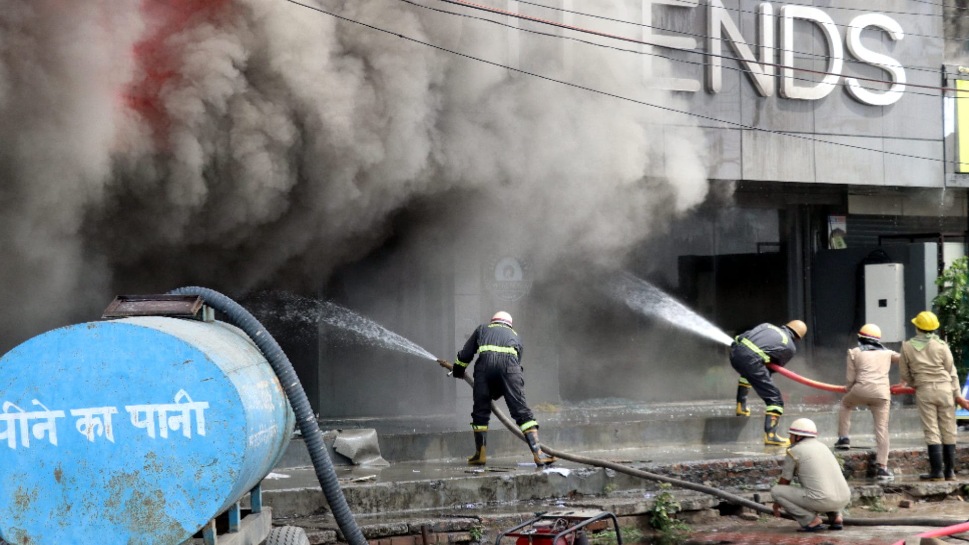 Fierce fire in trends showroom in Bijnor,  staff and customers nerrow ascaped