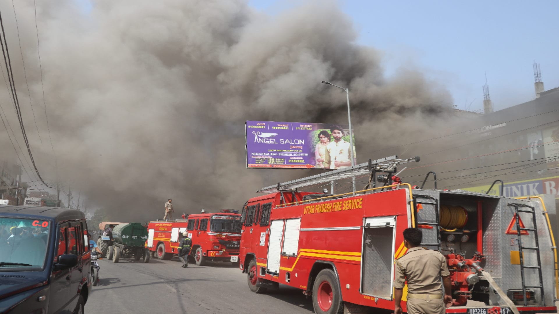 Fierce fire in trends showroom in Bijnor,  staff and customers nerrow ascaped