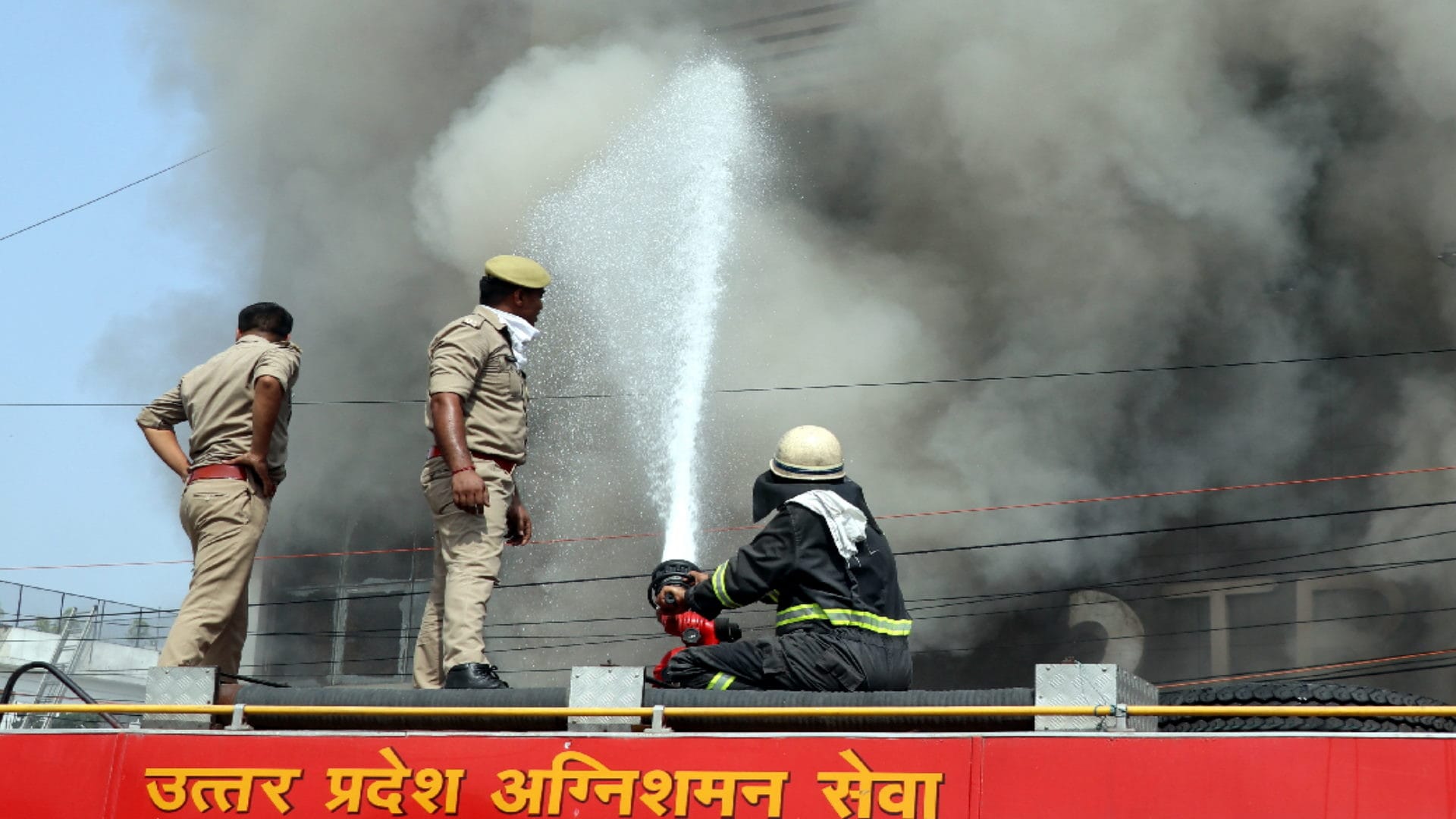 Fierce fire in trends showroom in Bijnor,  staff and customers nerrow ascaped