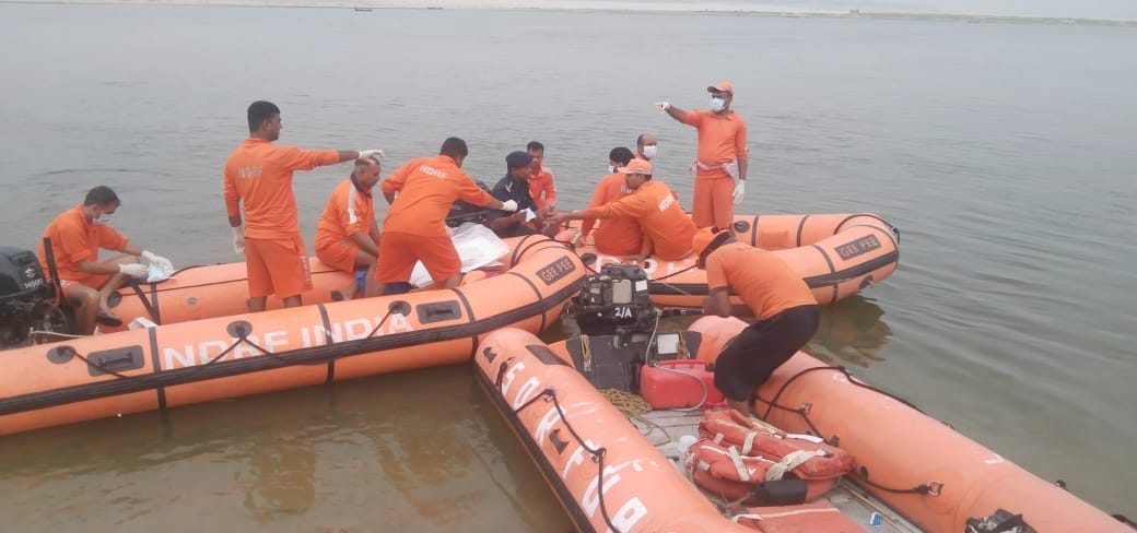 Dead body of fourth youth drowned in Ganga, family members helpless
