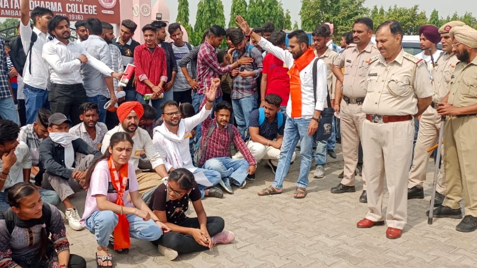 students protest outside SD College in Ambala