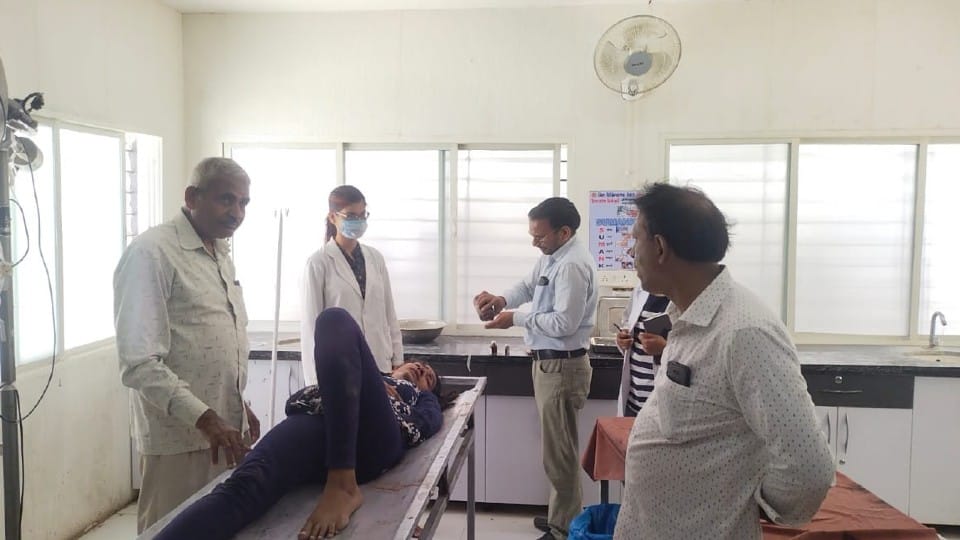 जिला अस्पताल में युवती का उपचार करते हुए चिकित्सक