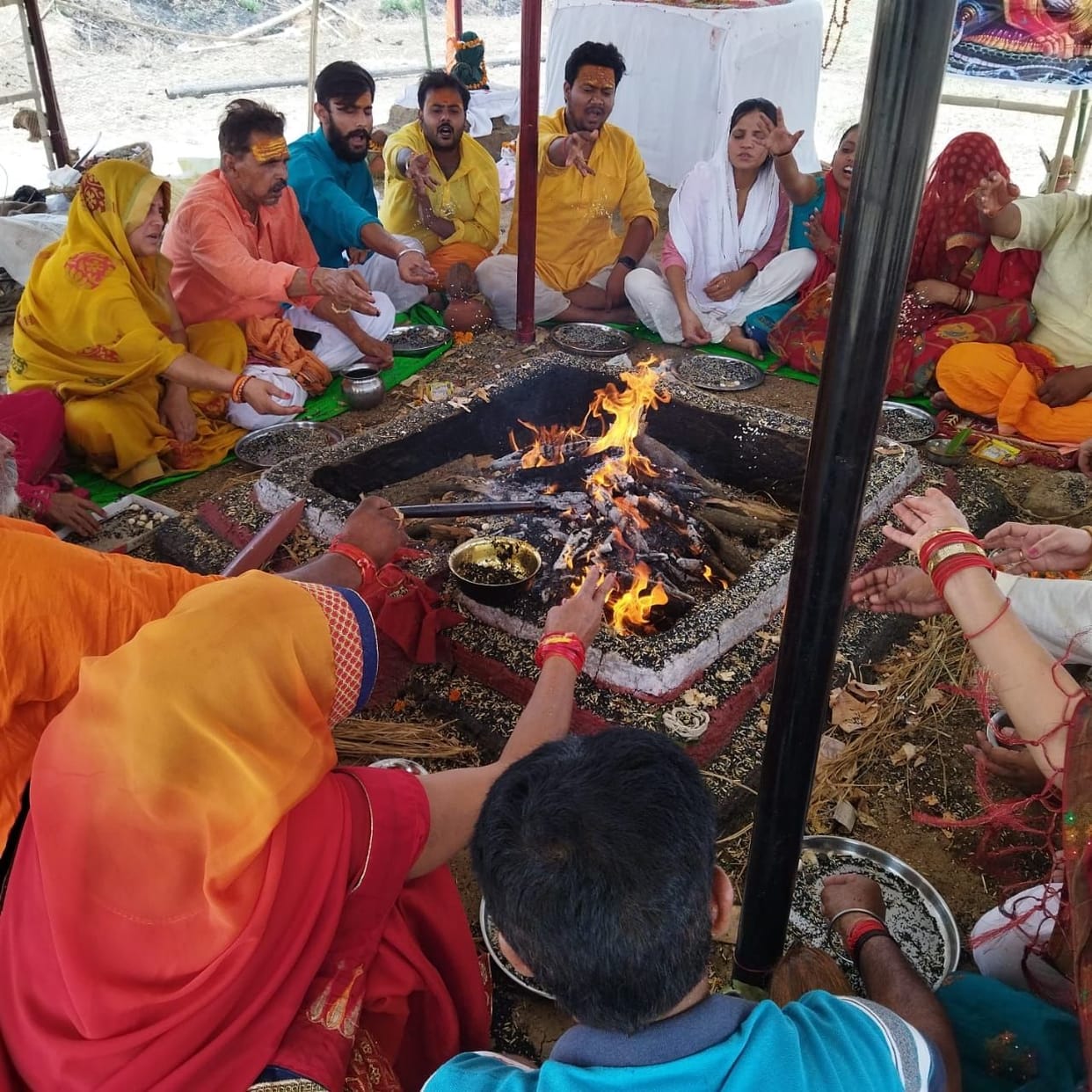 Devotees gathered for the circumambulation of the Yagya Mandap