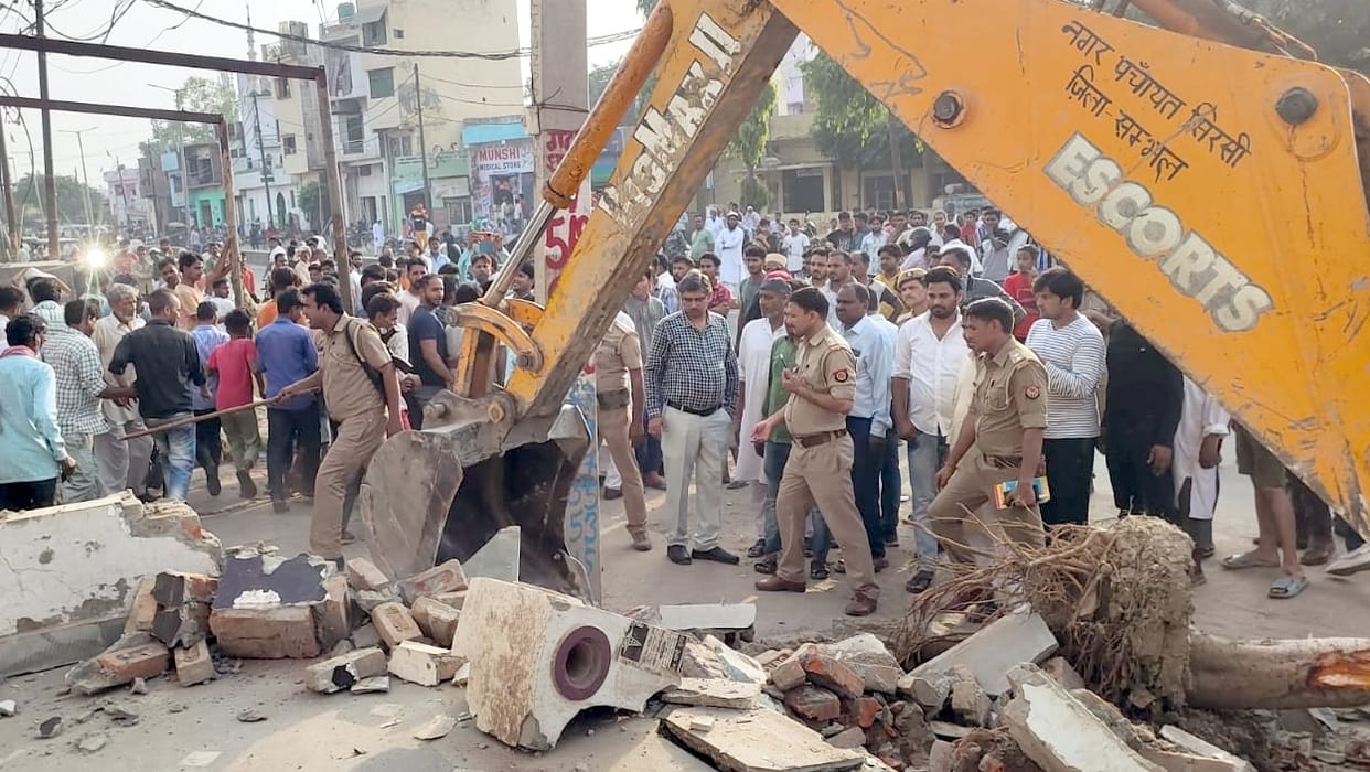 In Sirsi, two shops of the chairman's husband also came under encroachment, bulldozers ran