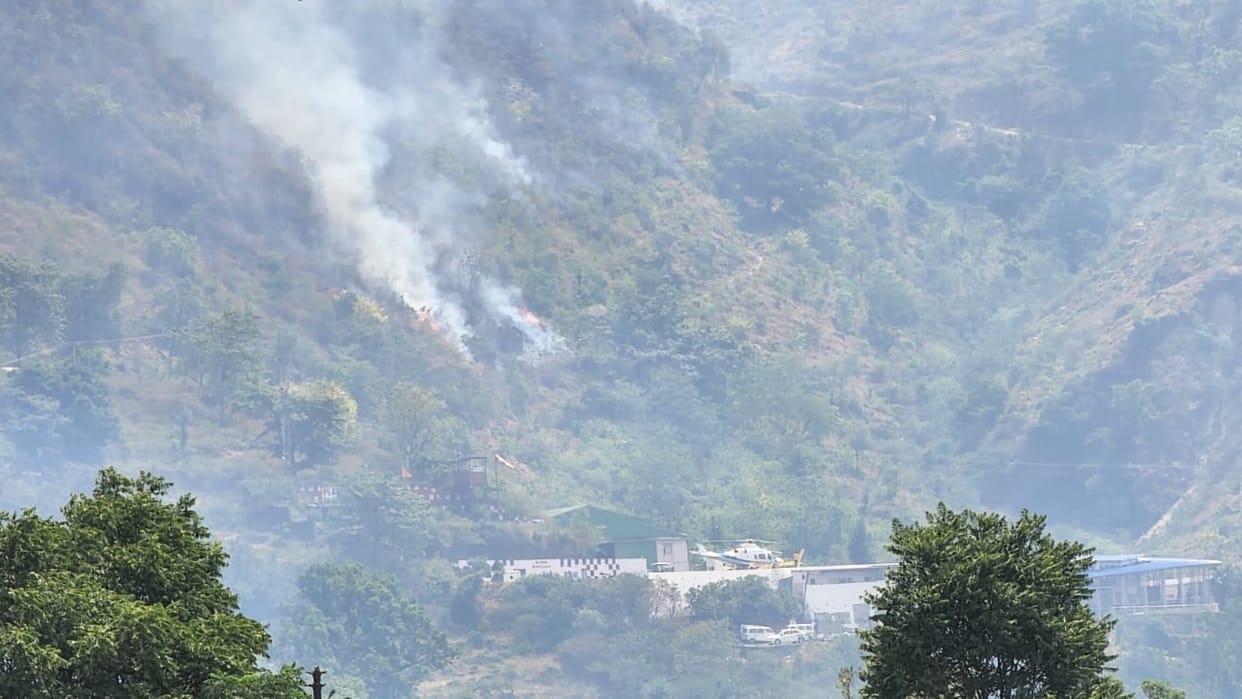 Vaishno Devi Fire Incident Major Fire Broke Out surajkund hills Near Cave Of Shri Mata Vaishno Devi in Jammu  Kashmir Chopper service affected due to smoke
