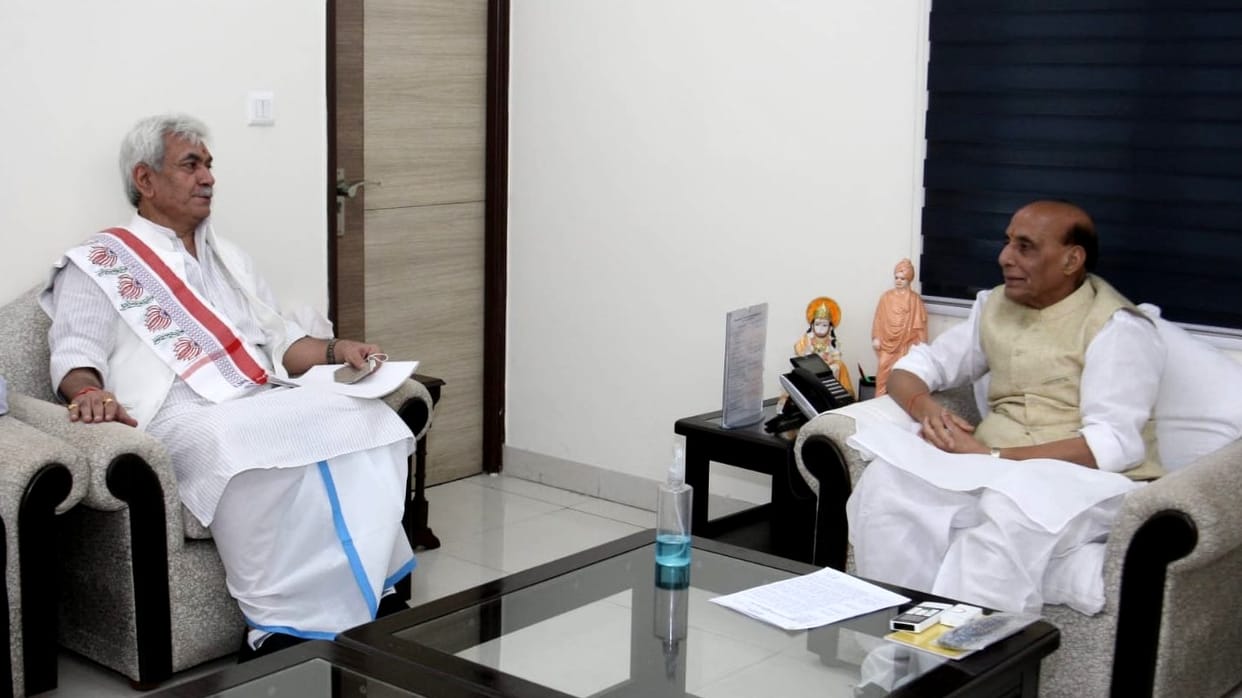 LG Manoj Sinha Meet Raksha Mantri Rajnath Singh at new delhi discussed road infrastructure for Shri AmarnathJi Yatra and BRO assistance