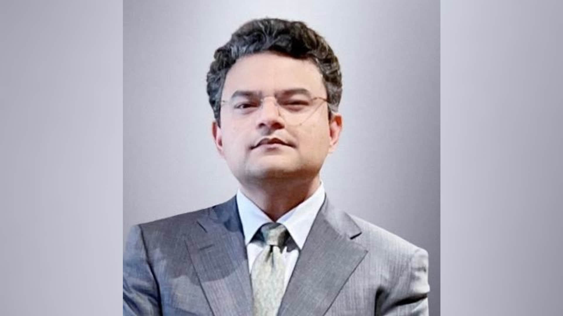 Bollywood Actress Raveena Tondon Post On AIMIM Akbaruddin Owaisi Visit To Aurangzeb Tomb