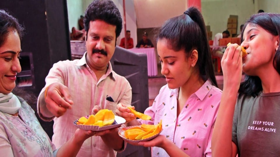 Indore mango jatra: 125 tonnes of mangoes worth more than three crores were sold, the price ranged from three hundred to 1300 rupees a dozen, Hapus Swargabooti remained the favorite