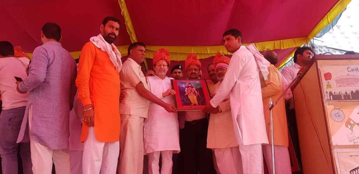 On the birth anniversary of Lord Parashuram, there was a tussle between MP and Jaihind on the land of Pahrawar